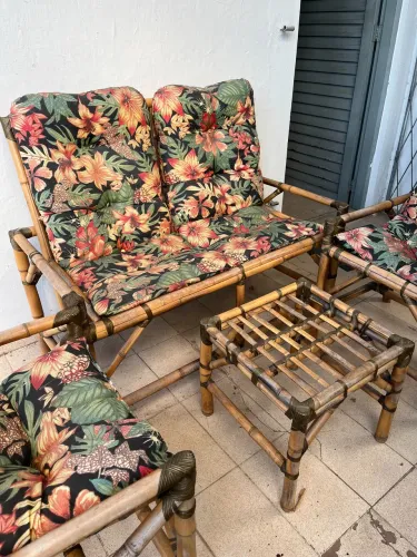 Vendo conjunto de mesinha e cadeira rústico 
