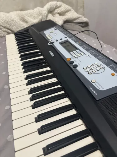 Teclado Yamaha PSR E213