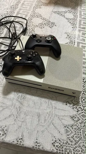 Xbox One S 1TB + 2 Controles Originais | Conservado ?