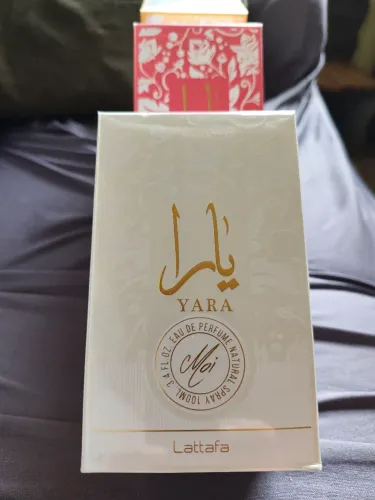 Perfume Lattafa Yara Moi exibida na imagem apresenta a embalagem branca.. PERFUME ORIGINAL
