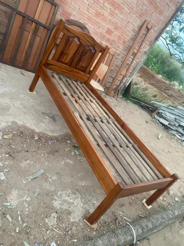 Cama de solteiro de madeira