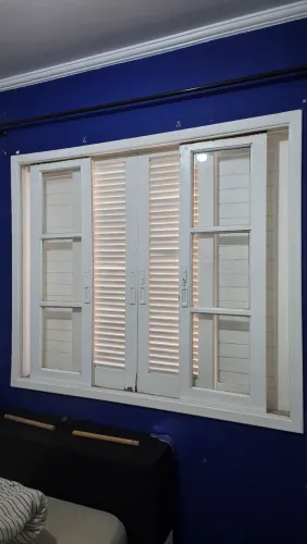 Janela madeira maciça com persiana de vidro1,40x1,20