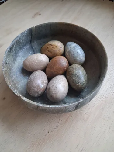 Conjunto de 7 ovos em pedra sabão e tigela