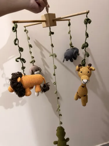 Móbile de Amigurumi Safari para Berço - Artesanal