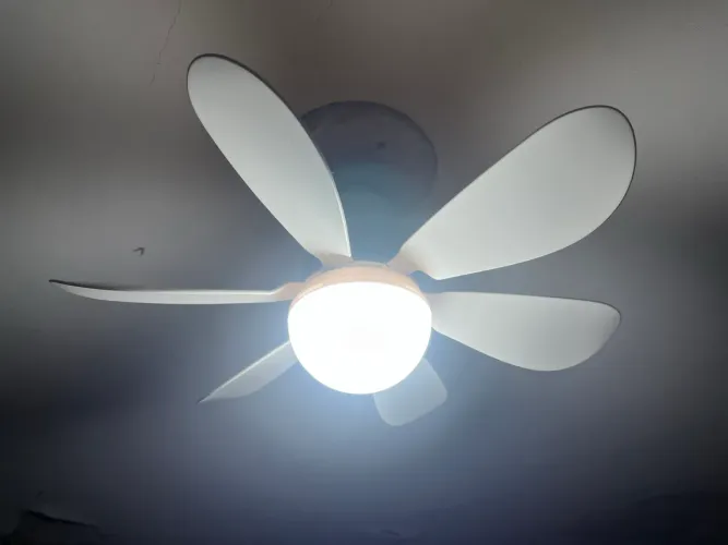 Ventilador de teto com lâmpada inteligente