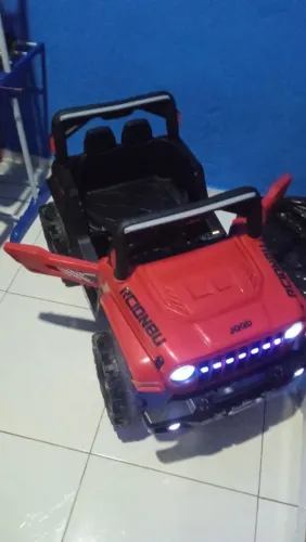 Carro elétrico infantil tudo funcionando tanto no pedal e no controle.