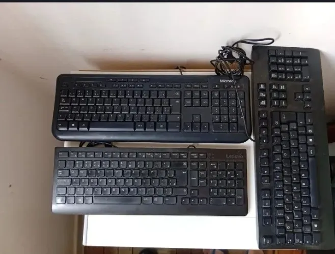 Kit de Teclados com fio USB Usados - 2 Lenovo  mais 1 Microsoft Usado 