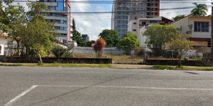 TERRENO NO BAIRRO ANITA GARIBALDI | 776 M² | 20 M DE TESTADA