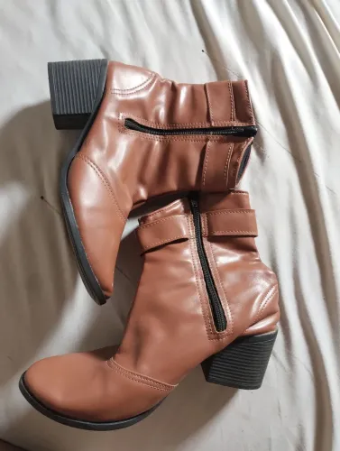 Bota feminina cano curto salto grosso NOVA - tamanho 36