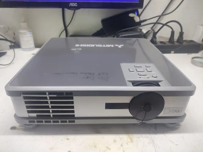 Projetor Mitsubishi Ideal para Igrejas, Escolas, Reuniões, Cinema, Vídeo Games
