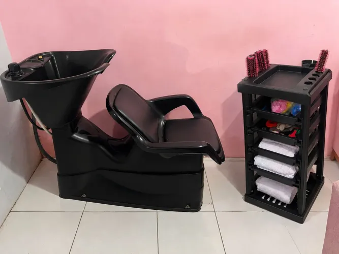 Vendo uma lavatório com um carrinho de salão de beleza