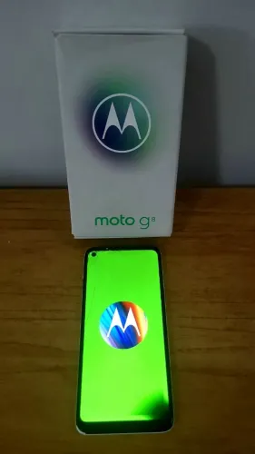 Celular Motorola Moto G8 64GB de memória. (Tela Trincada).