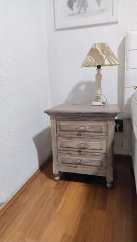 Criado mudo patinado 