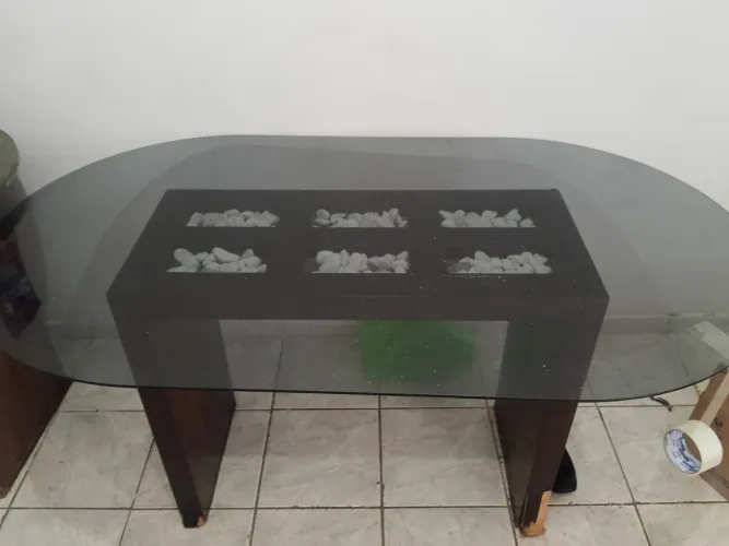 Vende-se mesa de vidro 500 negócio pra ir rapido