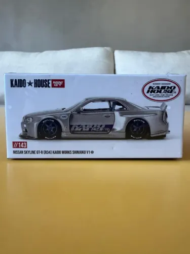 Mini GT Kaido House Nissan Skyline GT-R R34 Shinjuku V1 #143 1:64