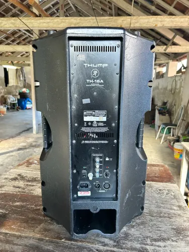 Caixa Ativa Mackie TH-15A - 220V (Leia)