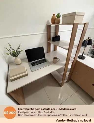 Mesa de escritório com estante