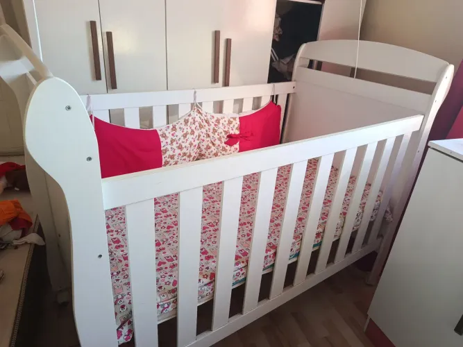 Berço de bebê com colchão