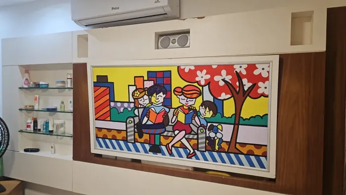 Painel para televisão com móvel acoplado com prateleiras