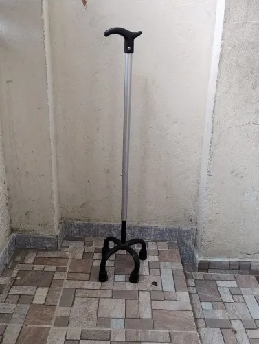 Bengala 4 pontas c/ estrutura em alumínio e altura ajustável .