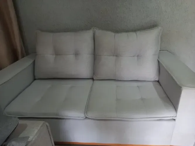 Vendo 01 sofá de 2 lugares, tecido linho, pés de madeira, estado de novo!