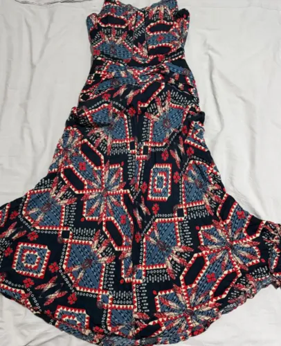 Vestido colorido padrão geométrico