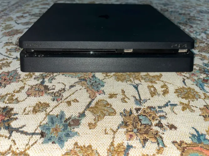 PlayStation 4 Slim 500GB + 2 Controles
