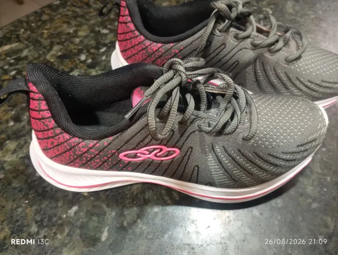 Troco ou vendo tênis feminino novo por box solteiro