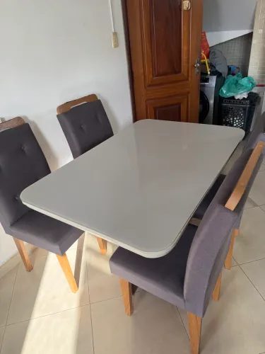 Vendo mesa com tampo de vidro 4 lugares
