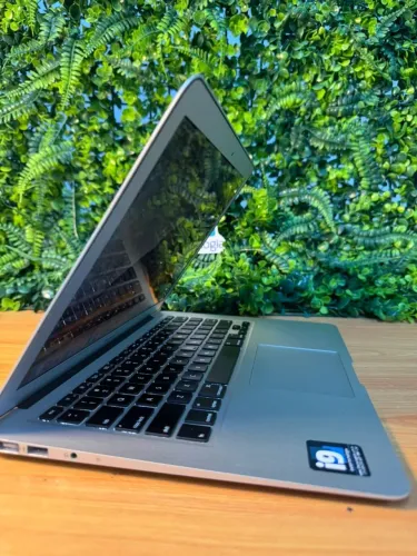 MacBook Air 2011 Intel core i5 - 1,7 GHz 4GB DDR3 128GB SSD