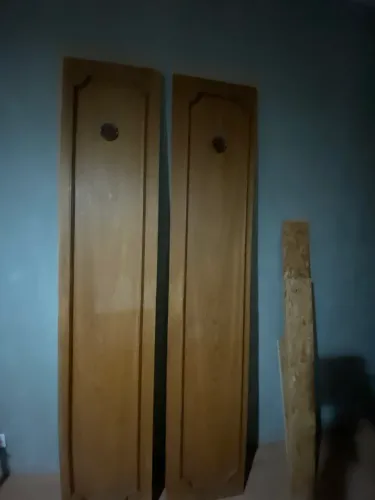 2 portas maciças de armário