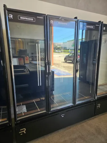 refrigerador expositor 3 portas de bebidas e frios preto - novo