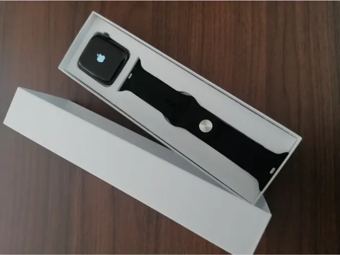 Apple Watch Series 11 GPS 46mm - Caixa em Alumínio Preto Brilhante (Seminovo)