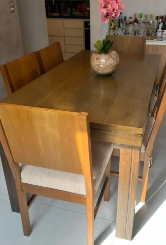 Mesa de madeira ? com 6 cadeiras 