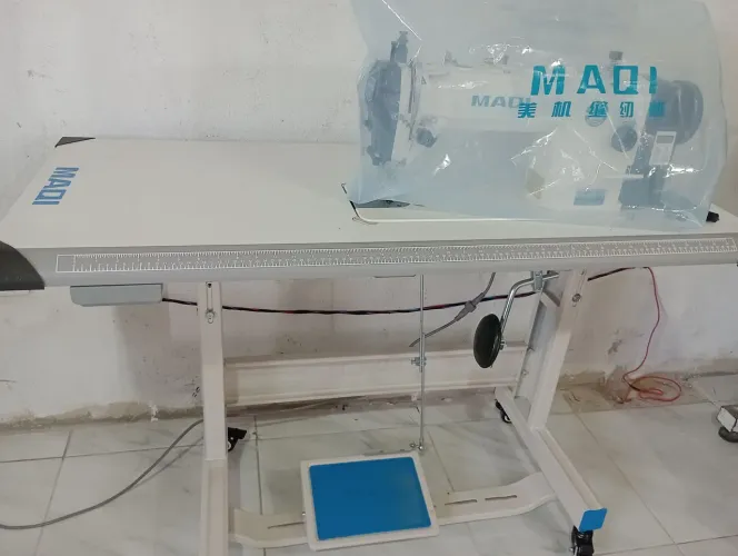 Máquina de costura reta transporte duplo.