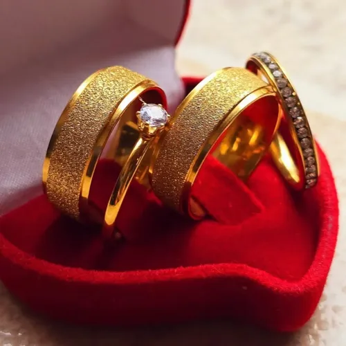 Par de Aliança Jateada 8mm +Solitário +Aparador Banho de Ouro 18K Promoção Aliança Namoro