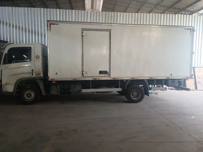 Caminhão baú 11180