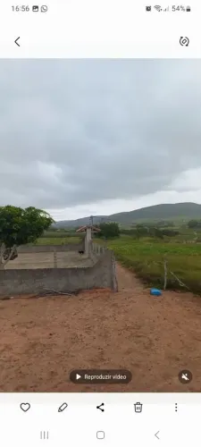 Vende se terreno com duas casas.