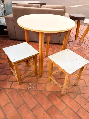 Mesinha com 2 banquetas bem conservada ((ENTREGO GRATIS))