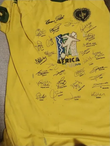 Camisa da seleção brasileira da copa de 2010 autografada