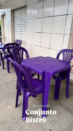 Conjunto de mesa com 4 cadeiras de plástico