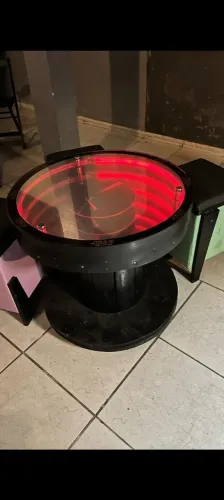 Carretel de madeira com tampa de vidro temperado e fundo infinito  e 4 banquetas acolchoad