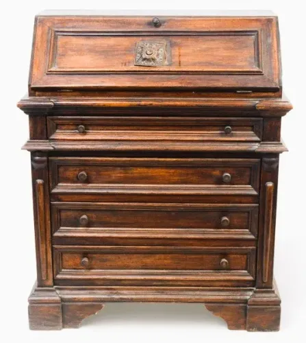 Elegante cômoda papeleira Madeira nobre escurecida Quatro gavetas emolduradas *Descrição