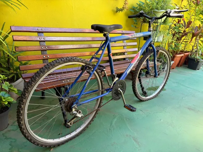 Bicicleta aro 26 pouco uso parada .Aceita troca por bicicleta feminina em bom estado tbm.