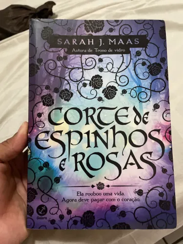 Livro - Corte de espinhos e rosas - Sarah J. Maas
