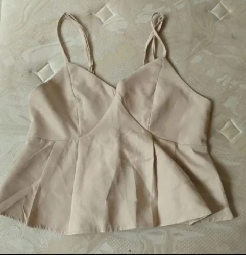 blusa cropped bege com lastex yan fashion