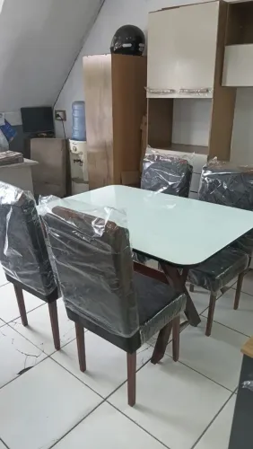 Mesa com 4 cadeiras confortáveis, preço de fábrica