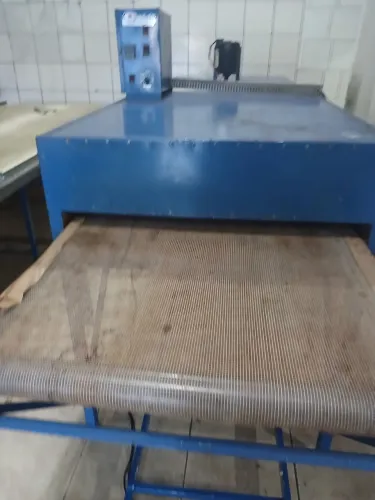 Duas mesas de silk-screen uma estufa cândido é um flash cure com carrinho