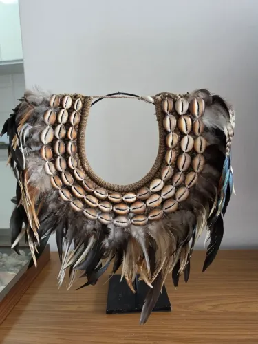 Objeto decorativo colar penas