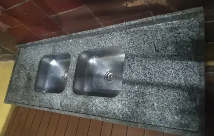 Pia de Granito Cinza com Cuba Dupla Inox - Super Conservada